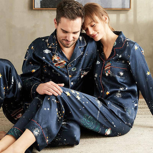 Par Silk Matchande Pyjamas Långt universum Tryckt Silk Pyjamas Set