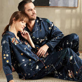 Par Silk Matchande Pyjamas Långt universum Tryckt Silk Pyjamas Set