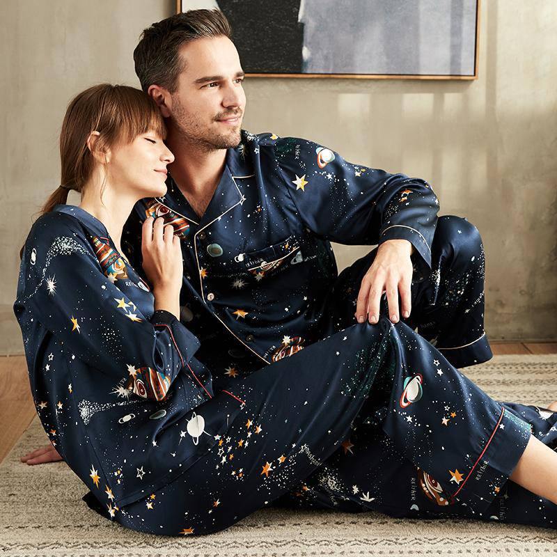 Par Silk Matchande Pyjamas Långt universum Tryckt Silk Pyjamas Set