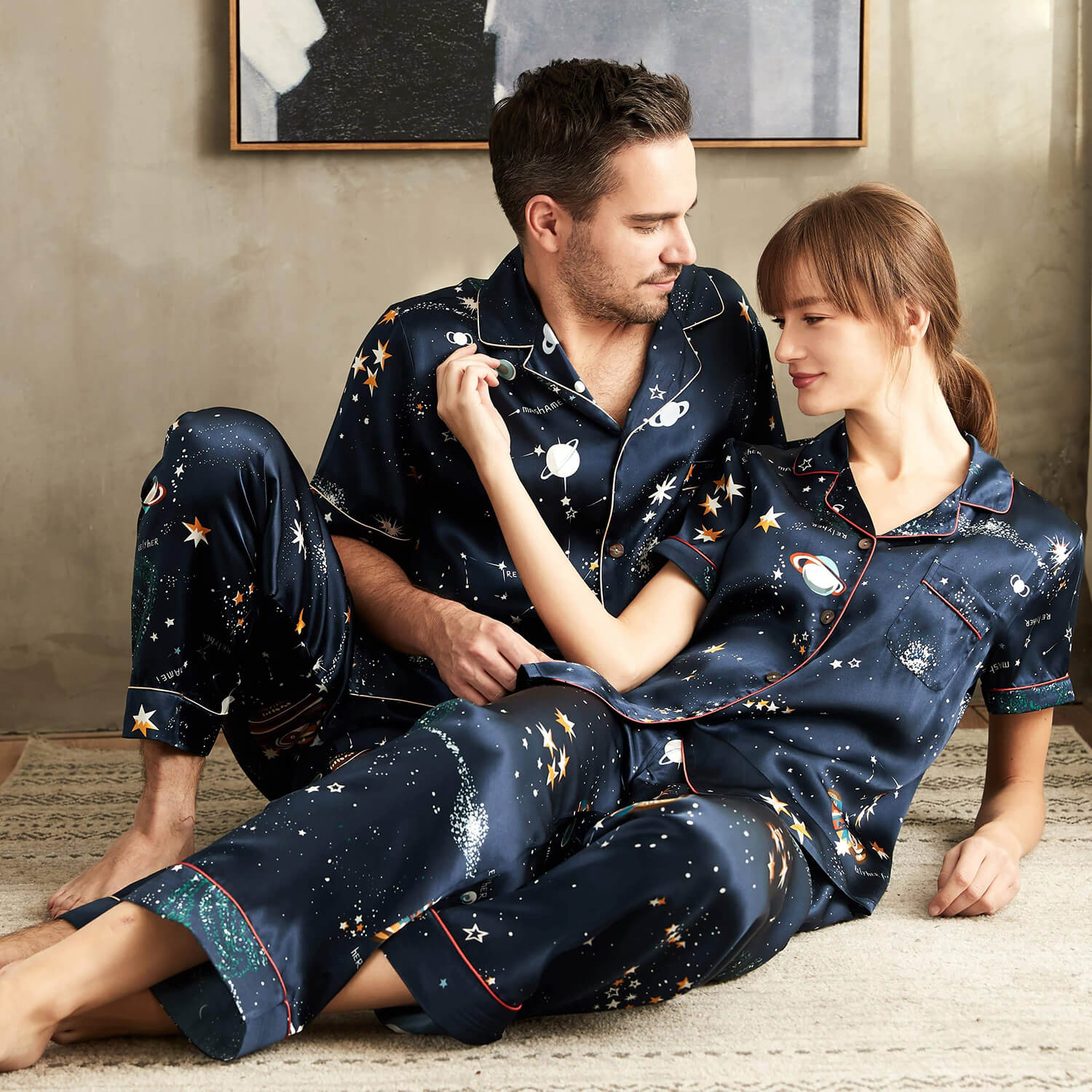 Kort tryckt sidenpyjamas Silkepyjamasset för par